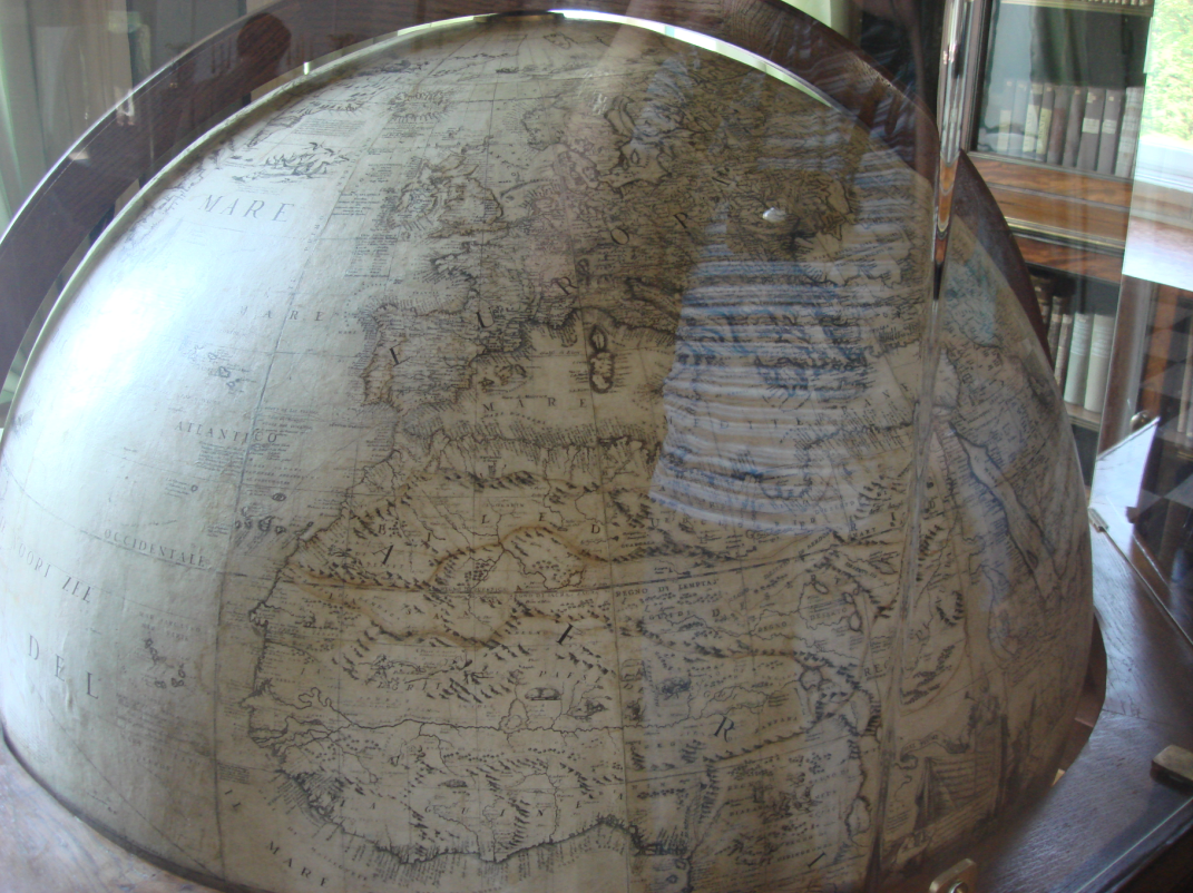 Historyczny globus w pałacu w Nieborowie. 2009 rok. Zdjęcie Karol Placha Hetman