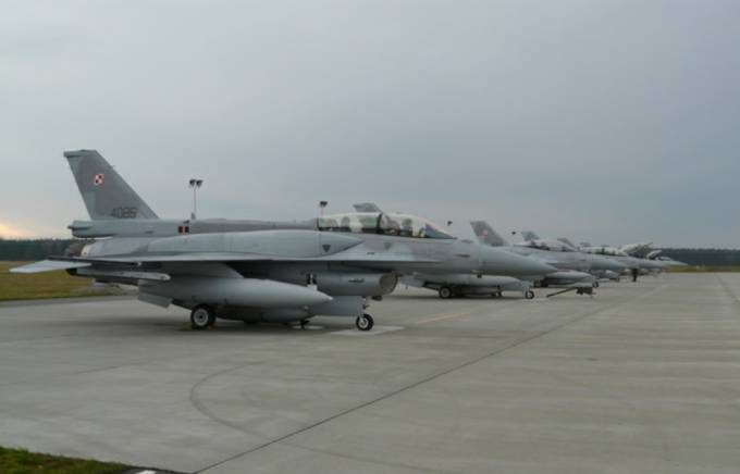 PPS a na niej F-16 Jastrząb. Pierwszy F-16 D nb 4086. 2009r.