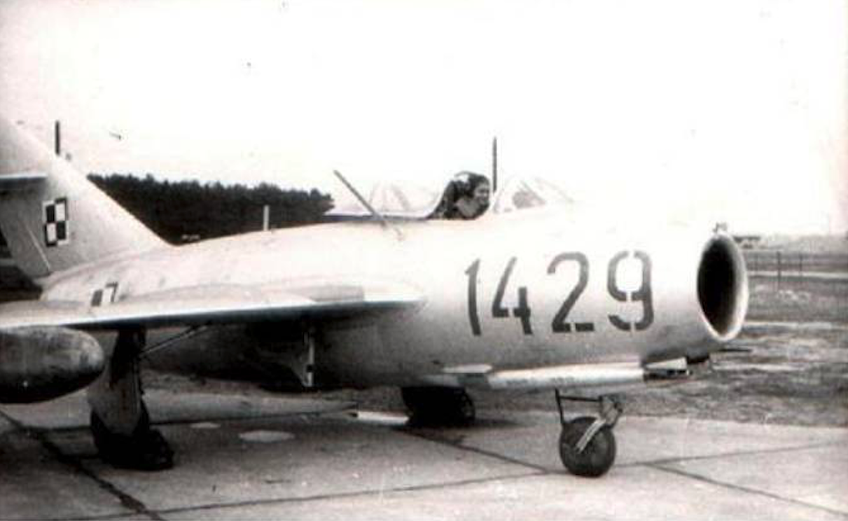 Lim-2 nr 1B 14-029 nb 1429 na Lotnisku Babimost. 1960 rok. Zdjęcie LAC