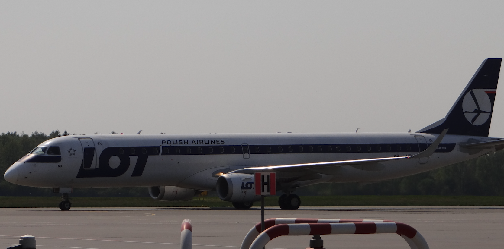 Lotnisko Strachowice. Embraer 190 rejestracja SP-LNB. 2018 rok. Zdjęcie Karol Placha Hetman