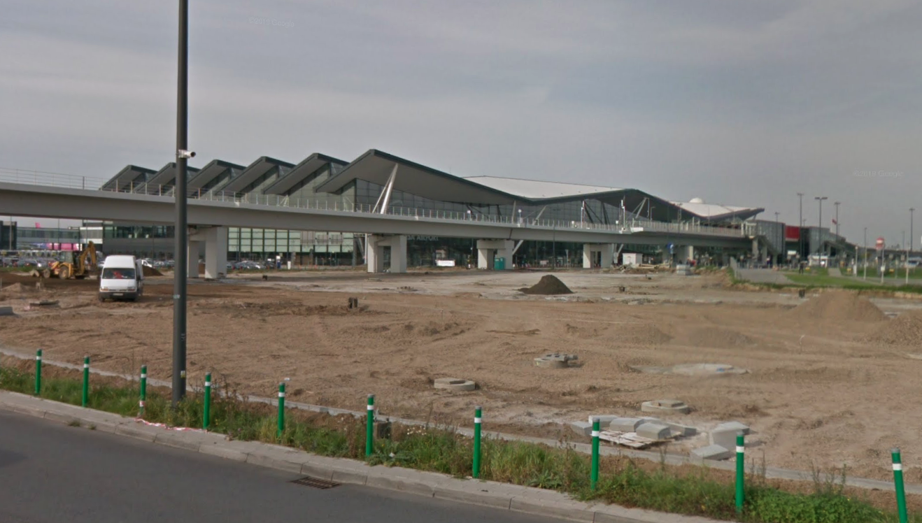 Estakada kolejowa i przystanek kolejowy na tle Terminalu Nr 2. 2018 rok. Zdjęcie LAC