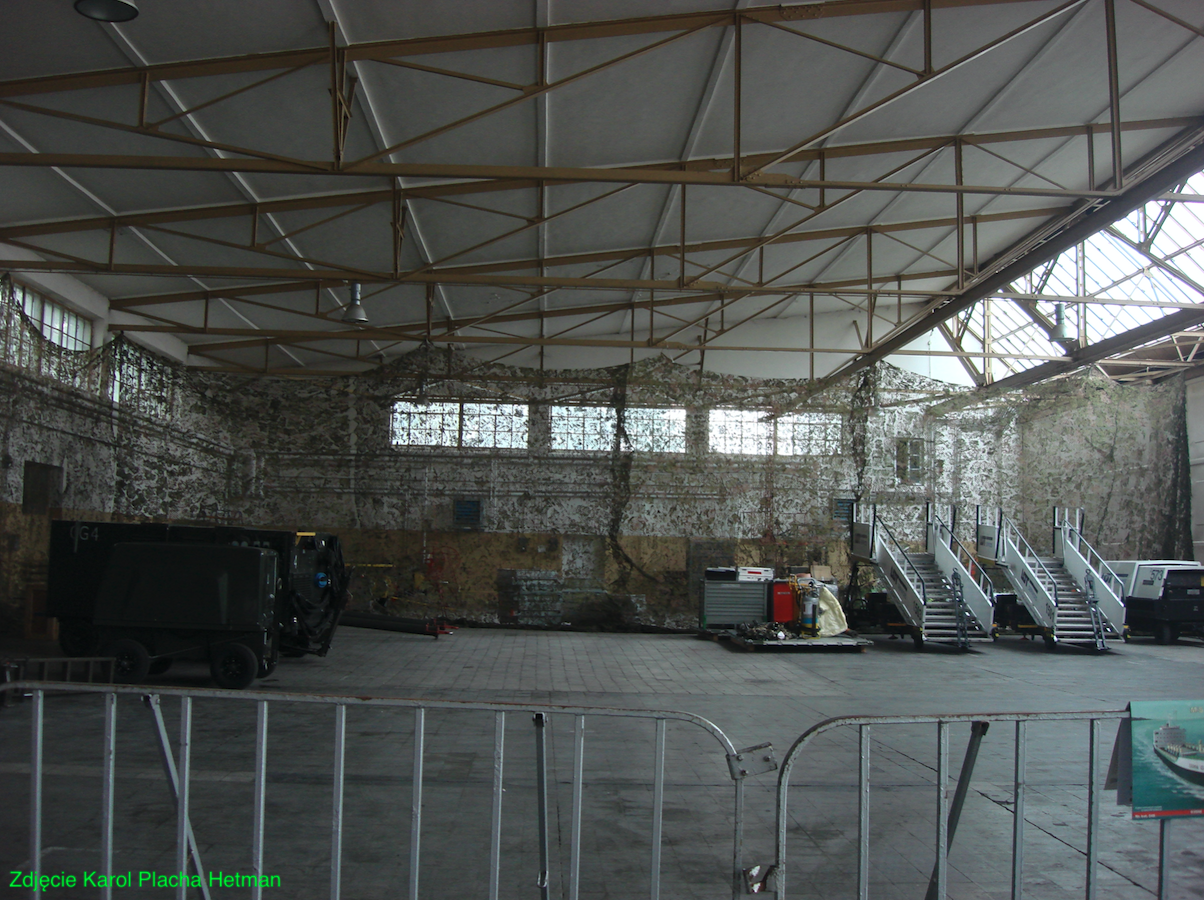 Radom. Wnętrze hangaru. 2009 rok. Zdjęcie Karol Placha Hetman