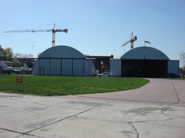 Hangary wykorzystywane przez śmigłowce Policyjne. Z tyłu budowa nowego obiektu. 2009r.