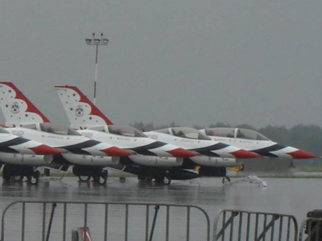 Samoloty zespołu Thunderbird w strugach ulewnego deszczu. 2007 rok. Zdjęcie Karol Placha Hetman