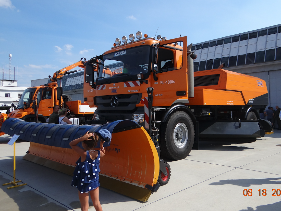 Oczyszczarka lotniskowa CJS 914 Super II z pługiem na bazie podwozia Mercedes Actros. 2017 rok. Zdjęcie Karol Placha Hetman