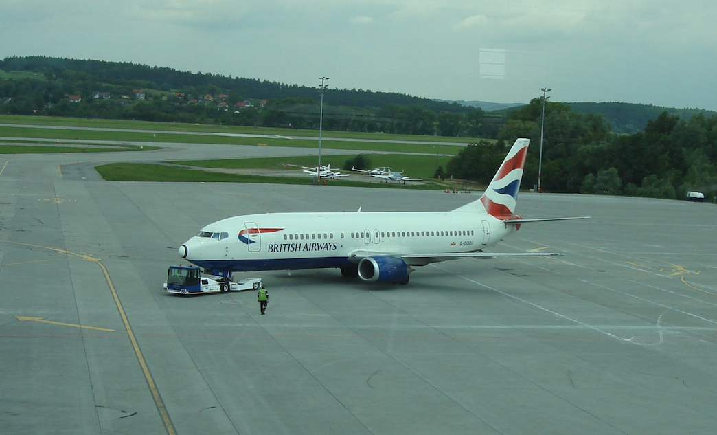 Ciągnik lotniskowy DOUGLAS wypycha samolot Boeing B.737-400. 2009 rok. Zdjęcie Karol Placha Hetman