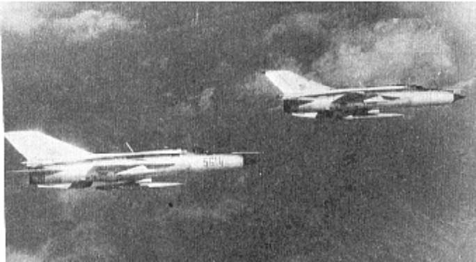 Para MiG-21 PFM ( nb 5614 ) w locie. 1979r.<