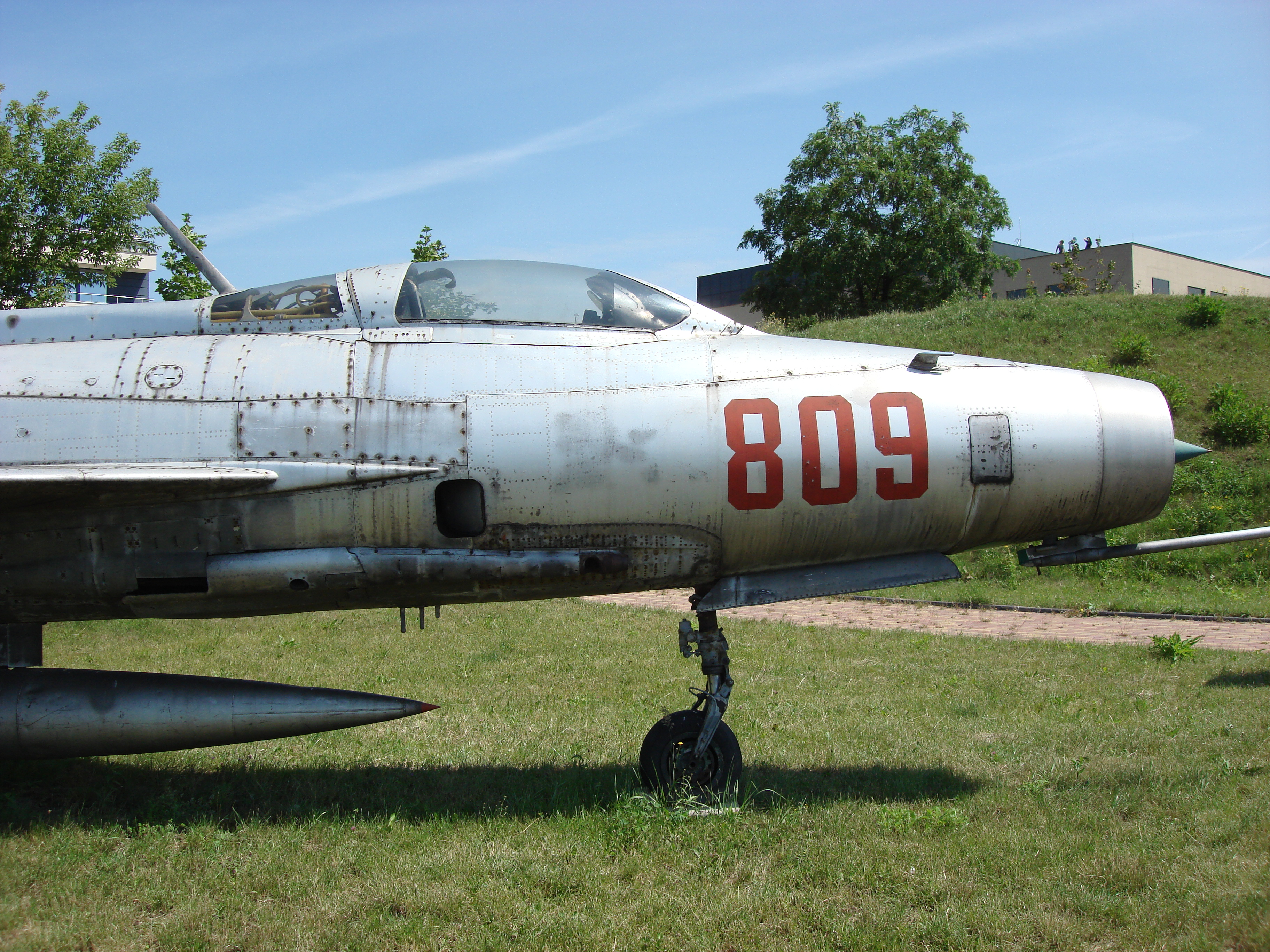 Przednia część kadłuba MiG-21 F-13 nb 809. Czyżyny 2007 rok. Zdjęcie Karol Placha Hetman
