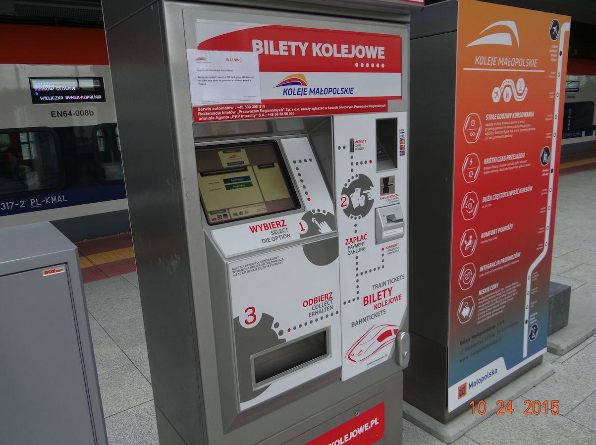 Automat biletowy na stacji kolejowej Lotnisko-Balice. 2015 rok. Zdjęcie Karol Placha Hetman