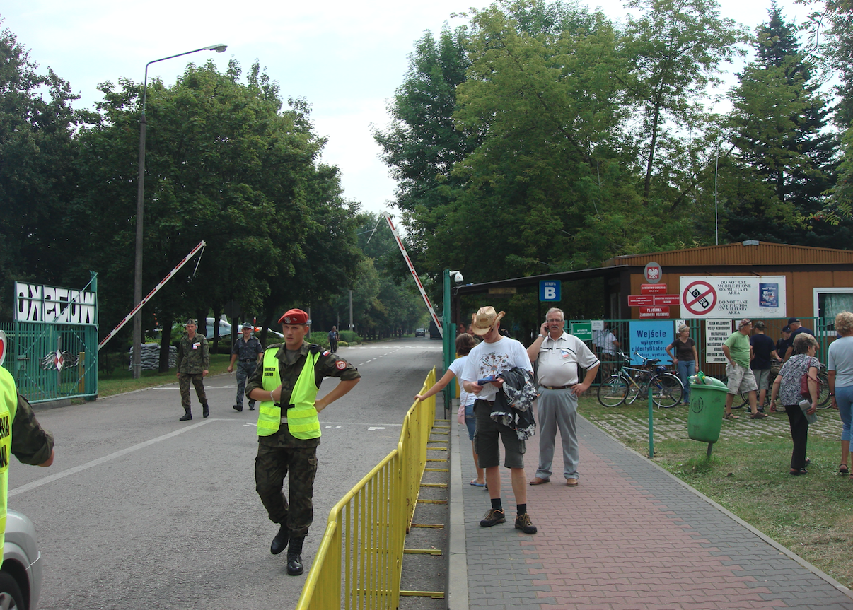 Główna brama lotniska Radom Sadków. 2009 rok. Zdjęcie Karol Placha Hetman