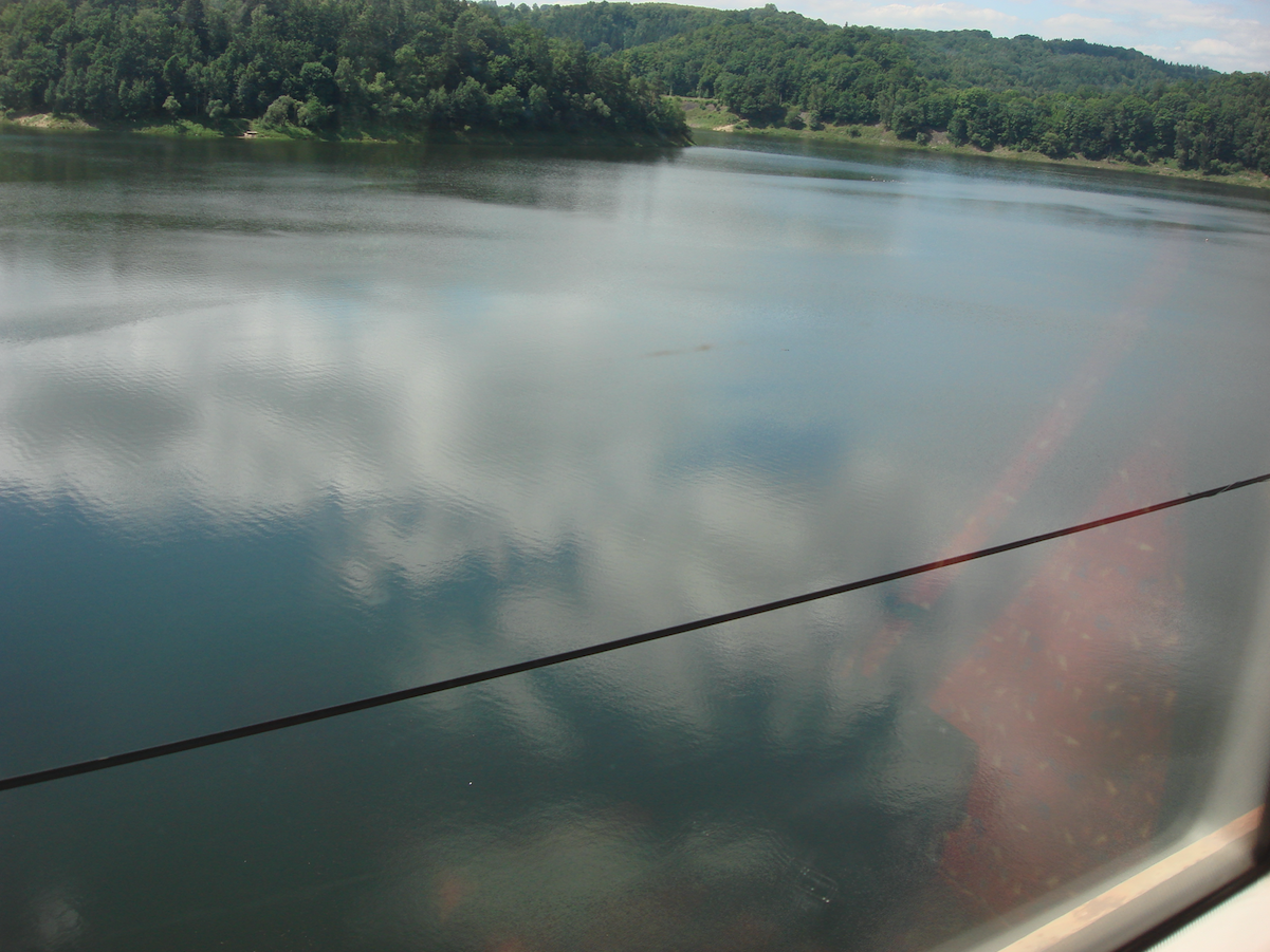 Jezioro Pilchowice. Widok z pociągu podczas przejazdu przez most. 2010 rok. Zdjęcie Karol Placha Hetman