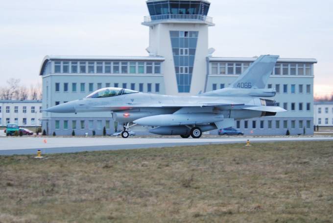 F-16 C nb 4066 na tle portu lotniczego. Samolot właśnie przybył do Rzeczypospolitej. Ma jeszcze zasłonięte znaki rozpoznawcze. 2008r.