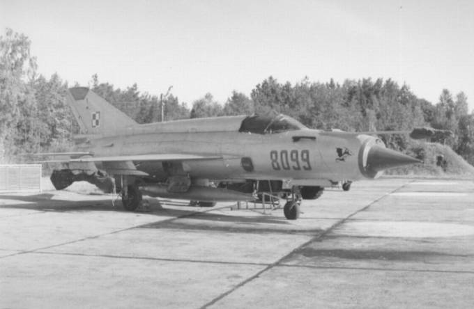 MiG-21 MF nb 8099 na kadłubie godło 10 PLM. Lotnisko Łask 1990r.