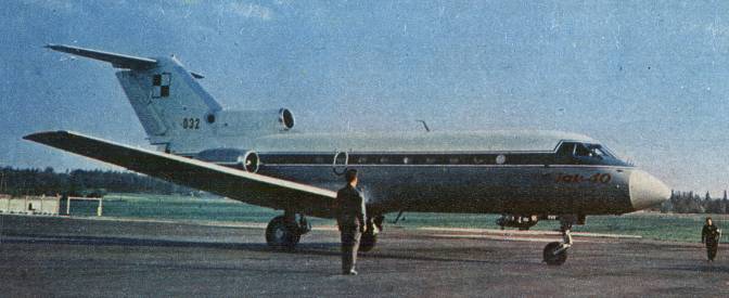 Jak-40 nb 032. Drugi egzemplarz dostarczony wojsku, w typowym malowaniu do 1993r. 1977r.