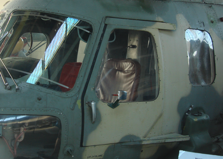 Mi-2. Później pilot miał do dyspozycji odsuwane do tyłu drzwi. 2006 rok. Zdjęcie Karol Placha Hetman