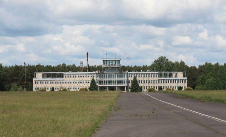 Wojskowy Port Lotniczy z wieżą. 2006 rok. Zdjęcie LAC