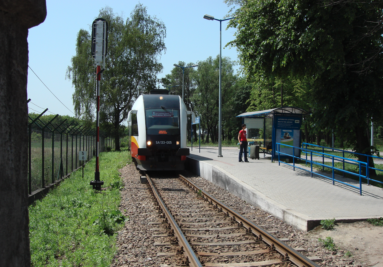 Przystanek kolejowy Kraków Balice i pociąg SA133-005. 2008 rok. Zdjęcie Karol Placha Hetman