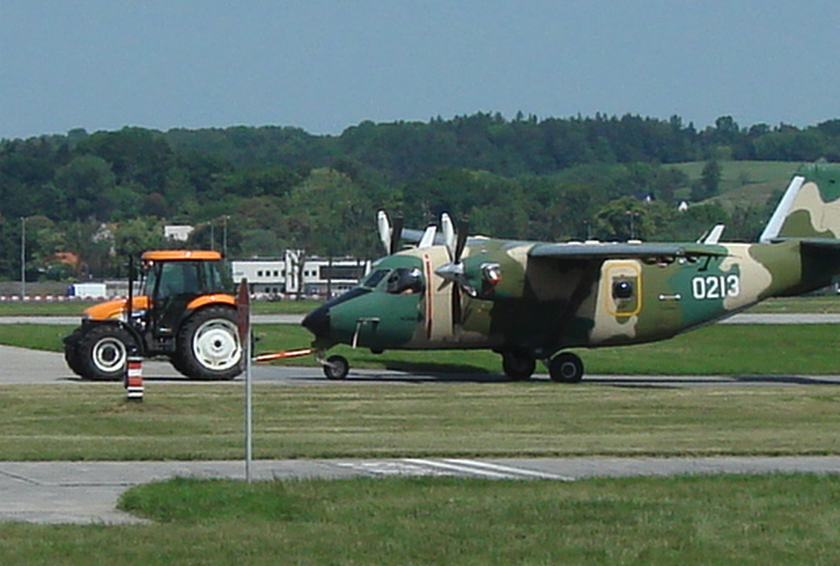 Ciągnik holuje PZL M-28 Bryza nb 0213. 2009 rok. Zdjęcie Karol Placha Hetman