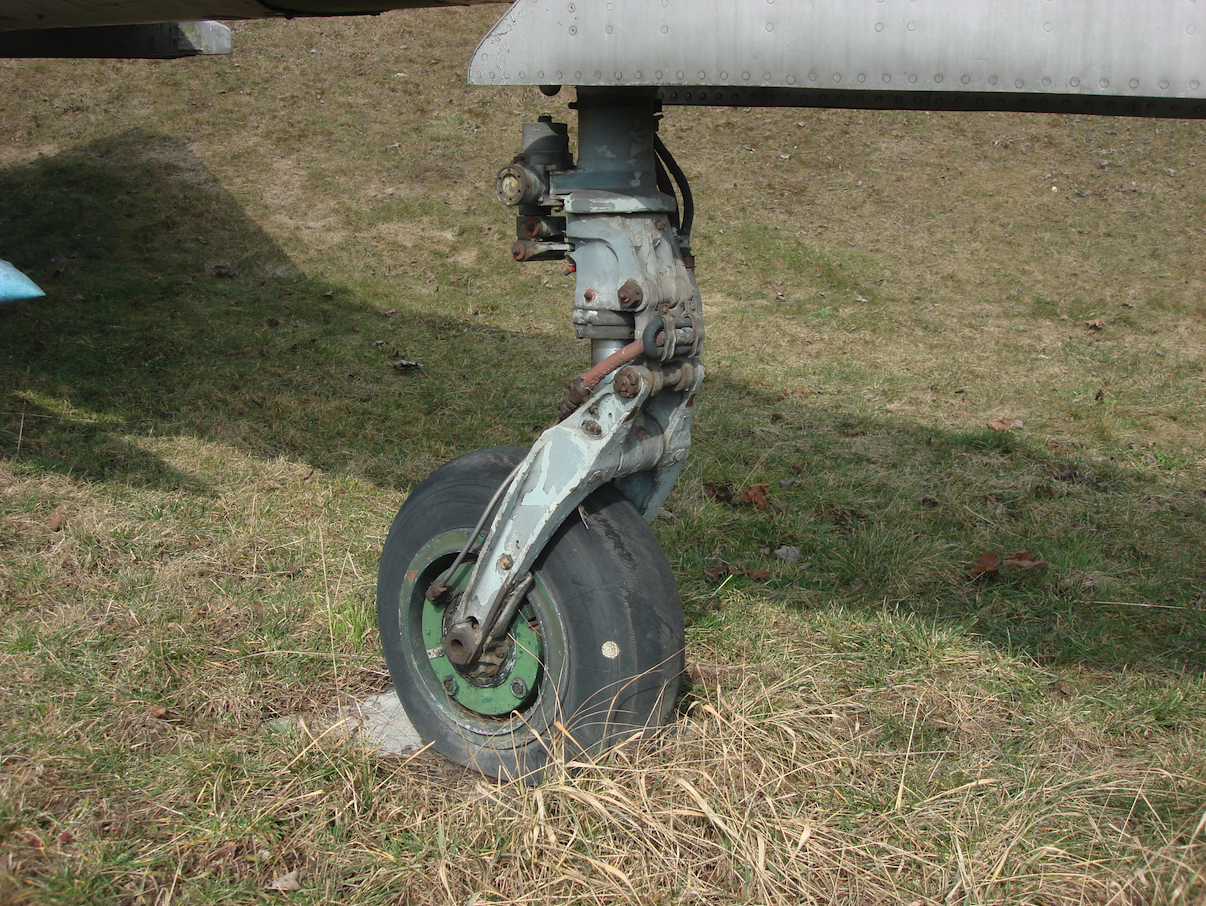 MiG-21 PFM. Przednie podwozie. 2009 rok. Zdjęcie Karol Placha Hetman