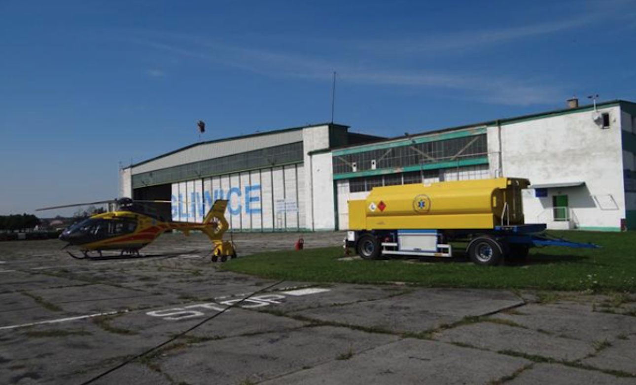 Lotnisko Gliwice. Duży i mały hangar. 2012 rok. Zdjęcie Karol Placha Hetman